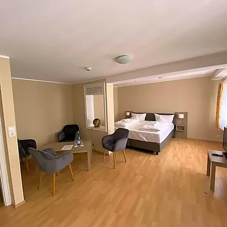 Horchem Hotel-restaurant-cafe-bar 호텔 몬샤우